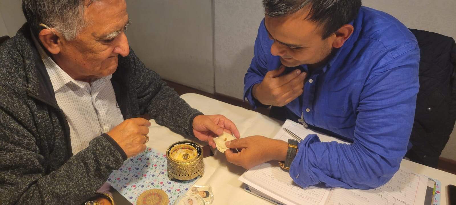 Con mucha devoción, Dante Zegarra muestra su tesoro, una pedazo de la costilla de la beata Ana.