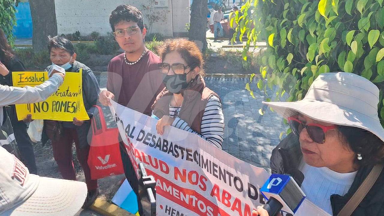 Pacientes con hemofilia postrados y con muletas debido a falta de Facto IX en Essalud Arequipa