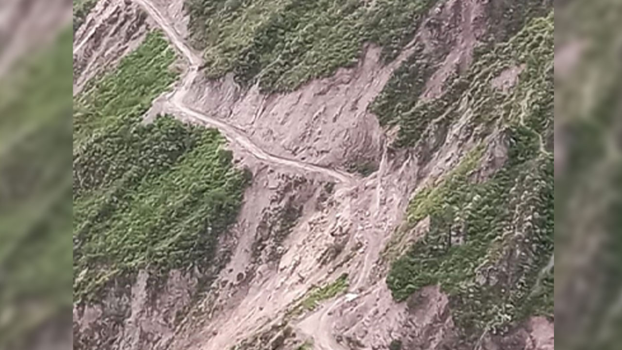 Derrumbe en Alca deja vía bloqueada hacia Yumasca