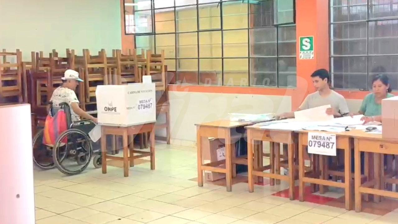 Ciudadano en silla de ruedas viaja desde Chile a Tacna para votar en jornada electoral