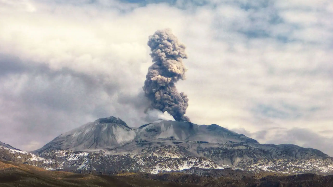 Volcán Sabancaya mantiene alerta naranja y emisiones de ceniza en Arequipa