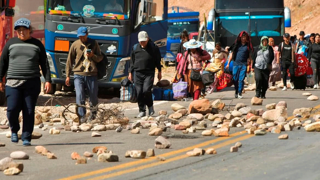 Atrapados por protestas piden salir de Bolivia